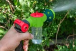 Zraszacz pistoletowy, regulacja strumienia, 8 funkcji, z pojemnikiem i opryskiwaczem piany, VERTO 15G715